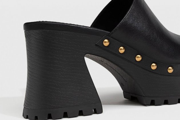 Zuecos con tacón y tachas Zuecos con tacón y tachas