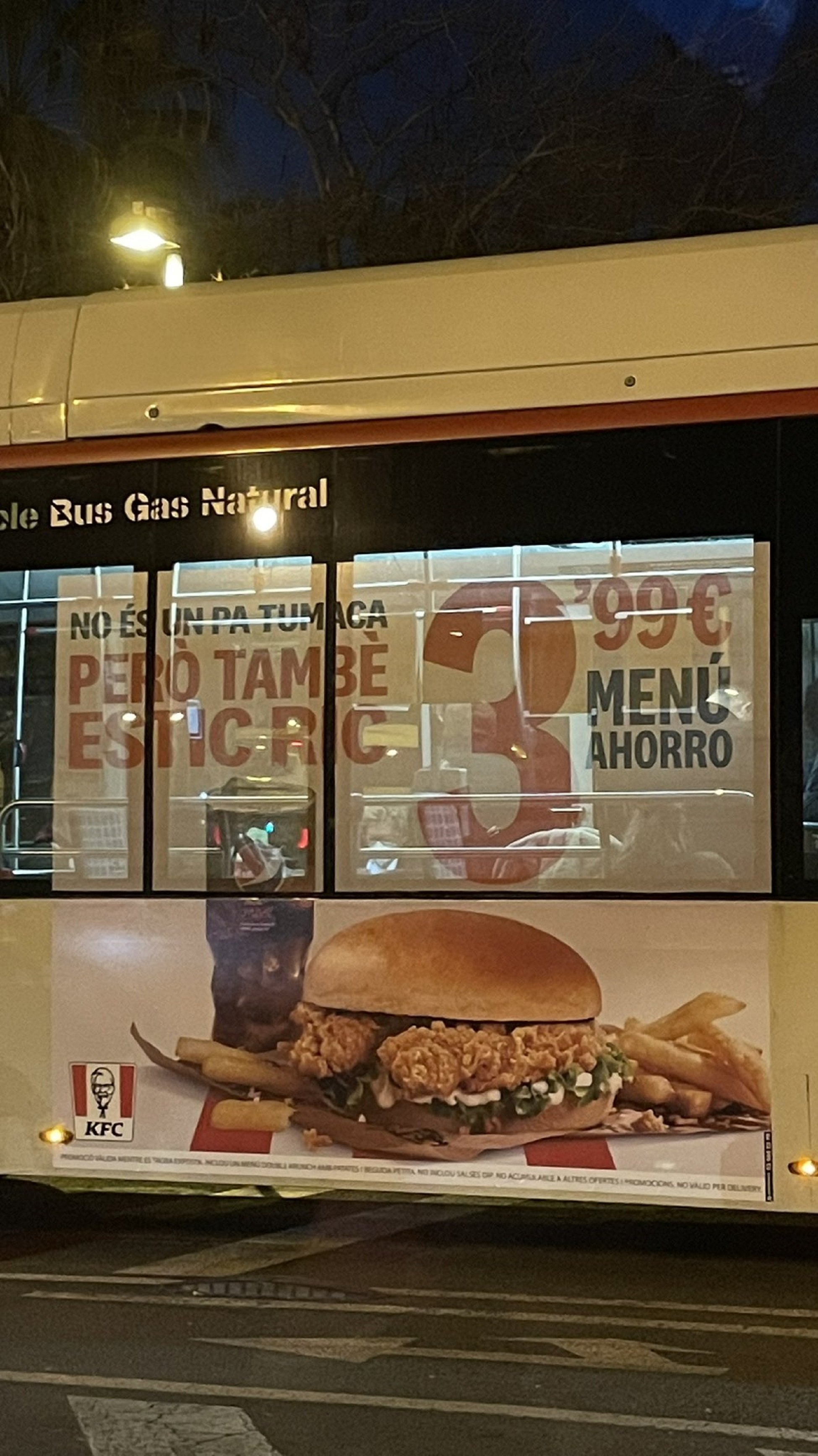 TMB retirará el anuncio de KFC en catalán lleno de errores ortográficos que ha hecho estallar las redes