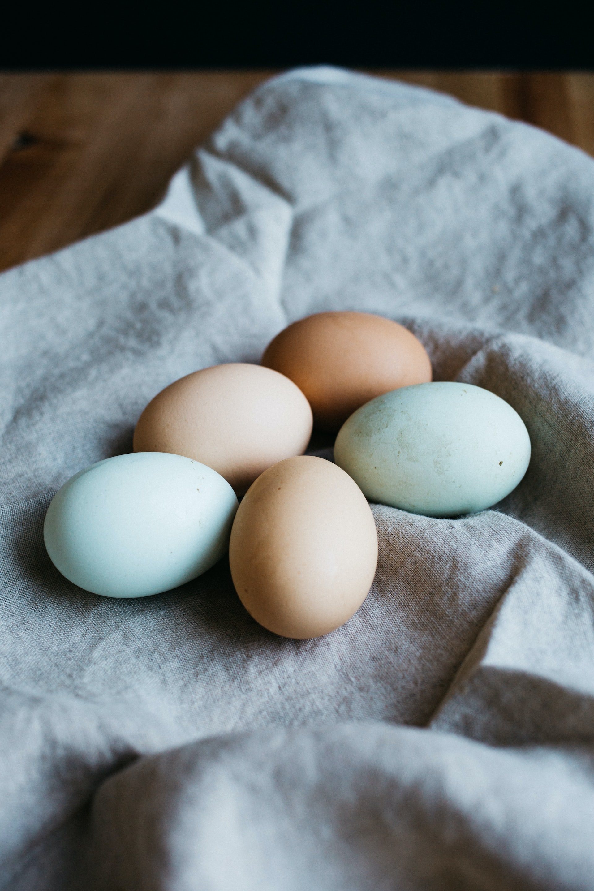 Huevos: ¿mejor guardarlos dentro o fuera de la nevera? Hablan los expertos