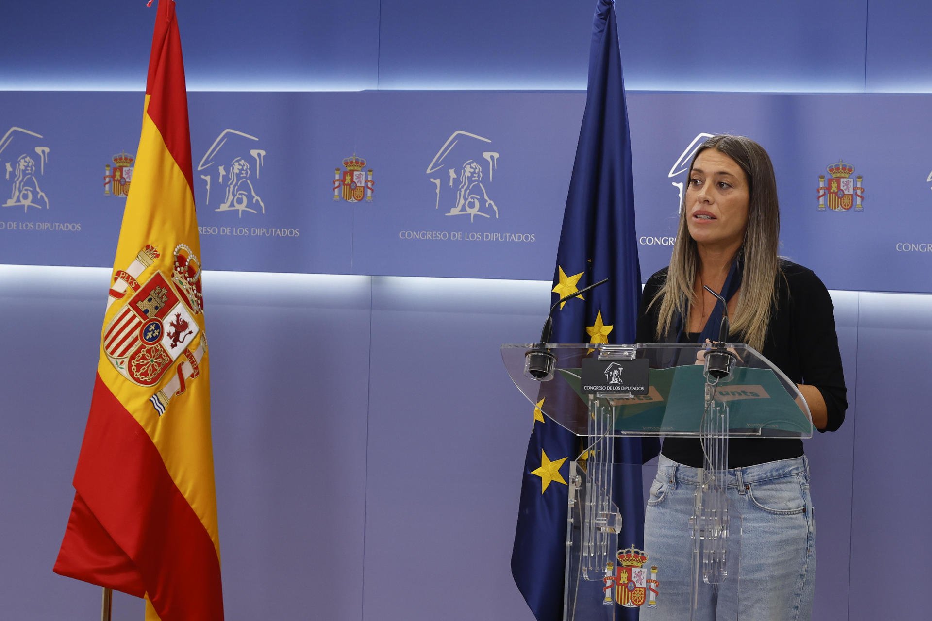 Míriam Nogueras aparta la bandera española de la sala de prensa del Congreso e irrita al españolismo