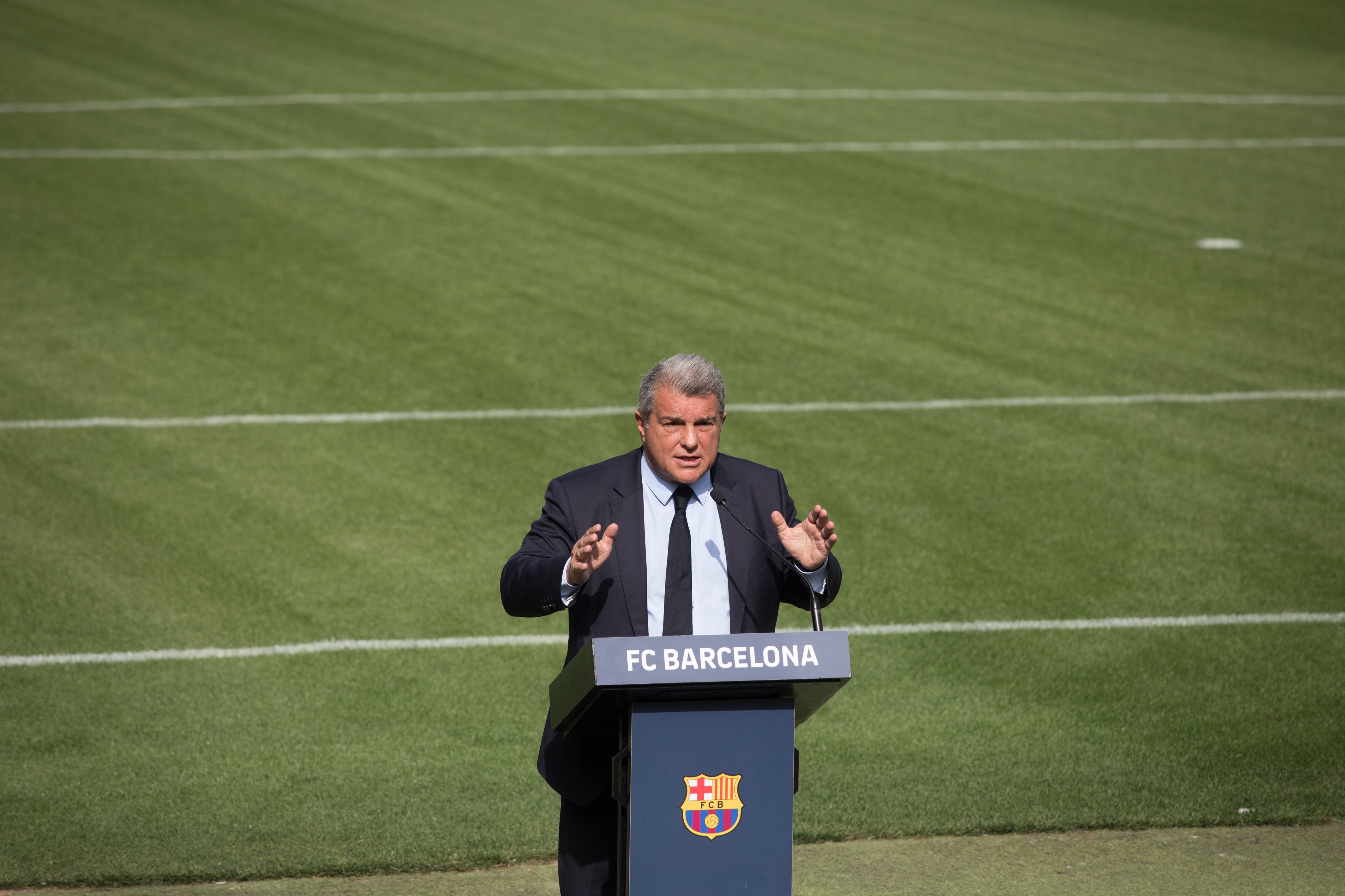 Joan Laporta responde a la afrenta de Florentino Pérez con el ‘robo’ del siglo al Real Madrid, negocian