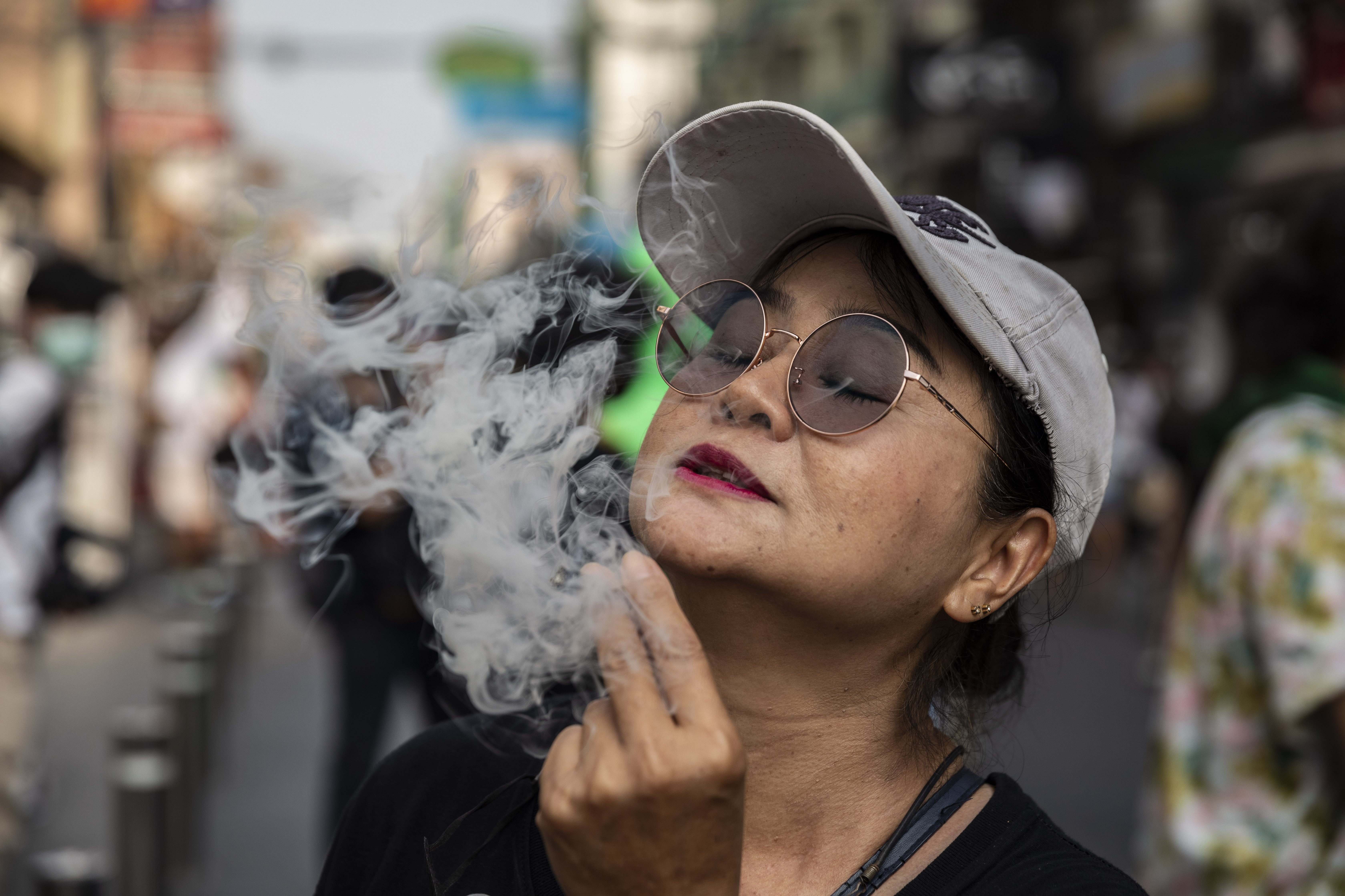 Los socios del PSOE le piden que legalice fumar cannabis en cogollos y el  cultivo para autoconsumo