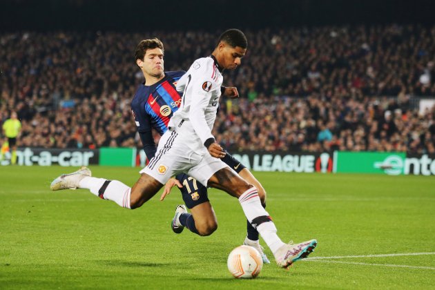 Marcus Rashford xutant davant de Marcos Alonso en el Camp Nou / Foto: Europa Press