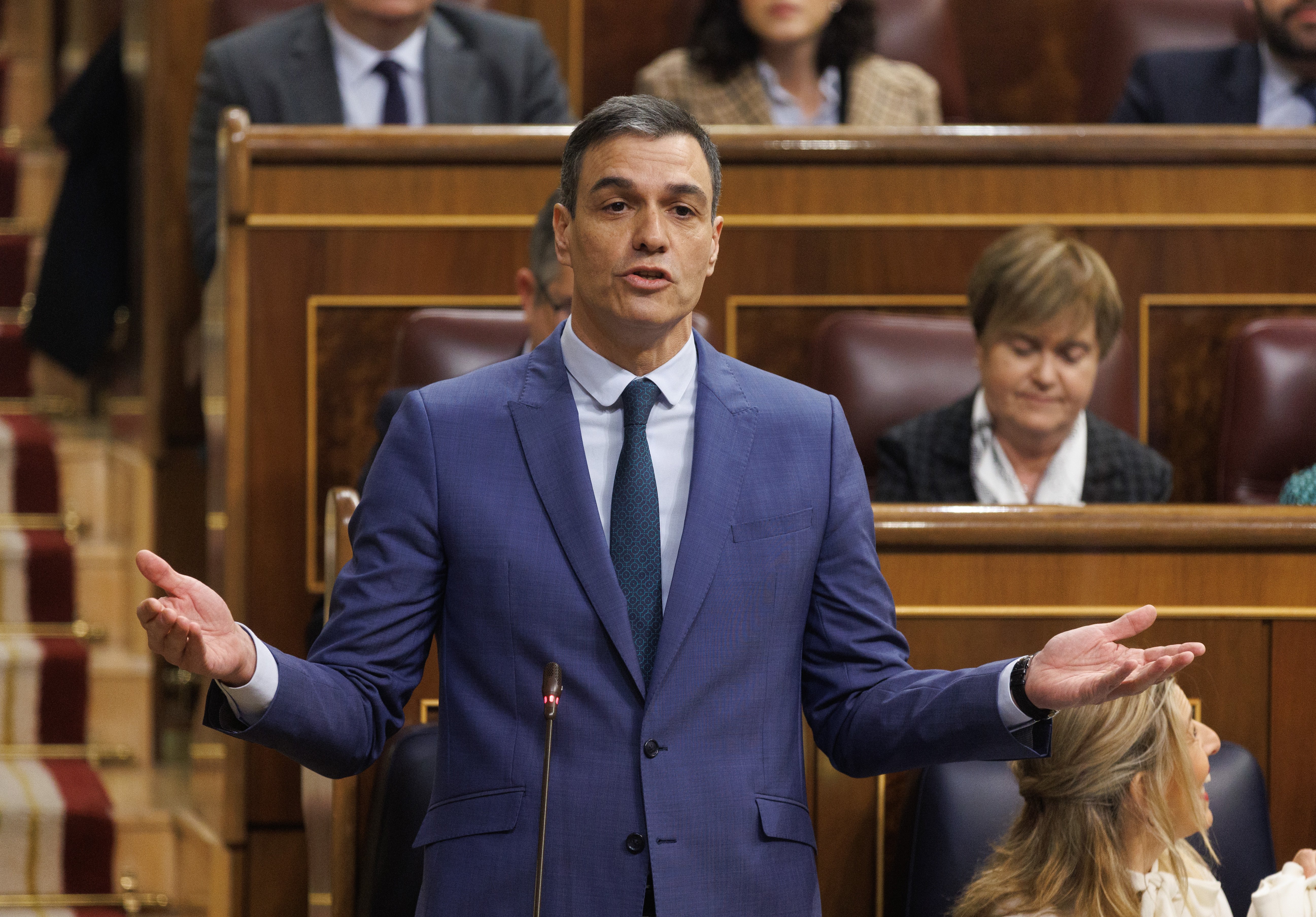 Sánchez s'aferra al "gent de bé" de Feijóo: "Que poqueta que n'hi ha al seu país i com n'és de poderosa"