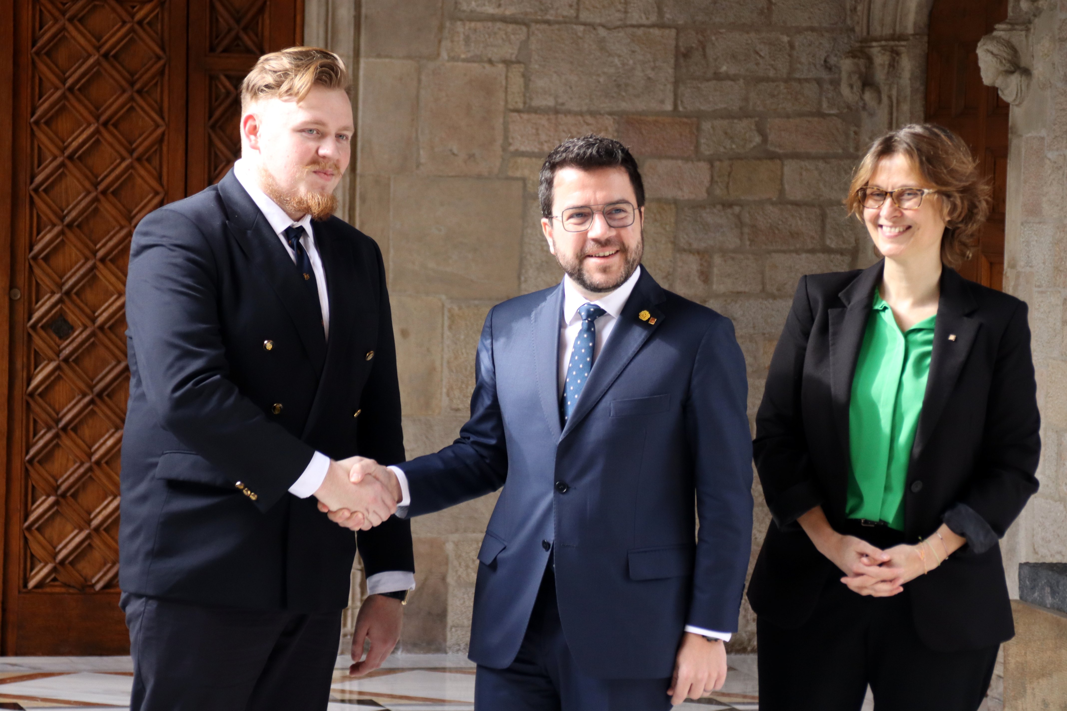 Aragonès anuncia una nueva línea de ayudas a Ucrania, reafirmando el compromiso de Catalunya