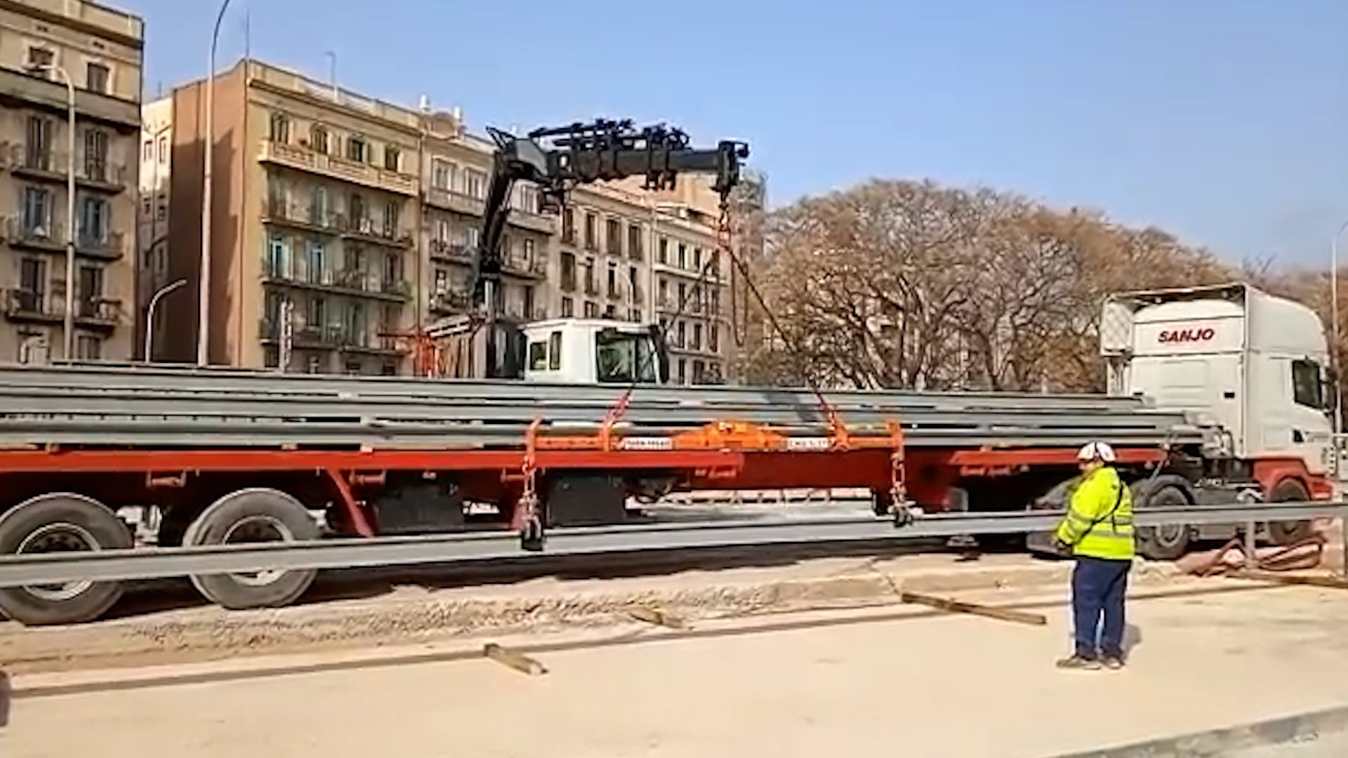 Es comencen a instal·lar els primers raïls del tramvia de la Diagonal