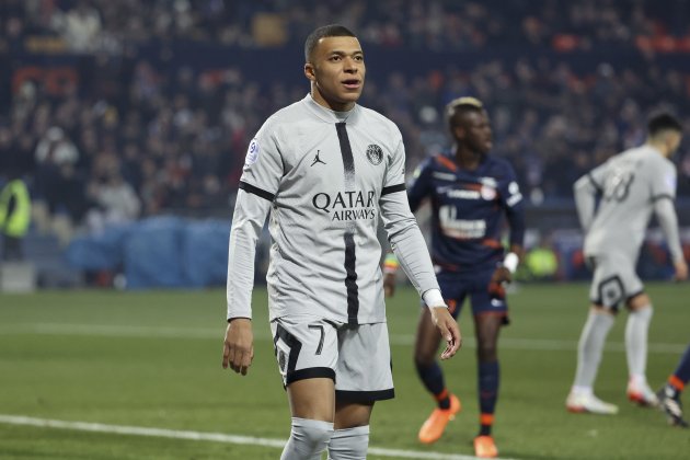 Kylian Mbappé con rostro serio durante un partido con el PSG / Foto: Europa Press