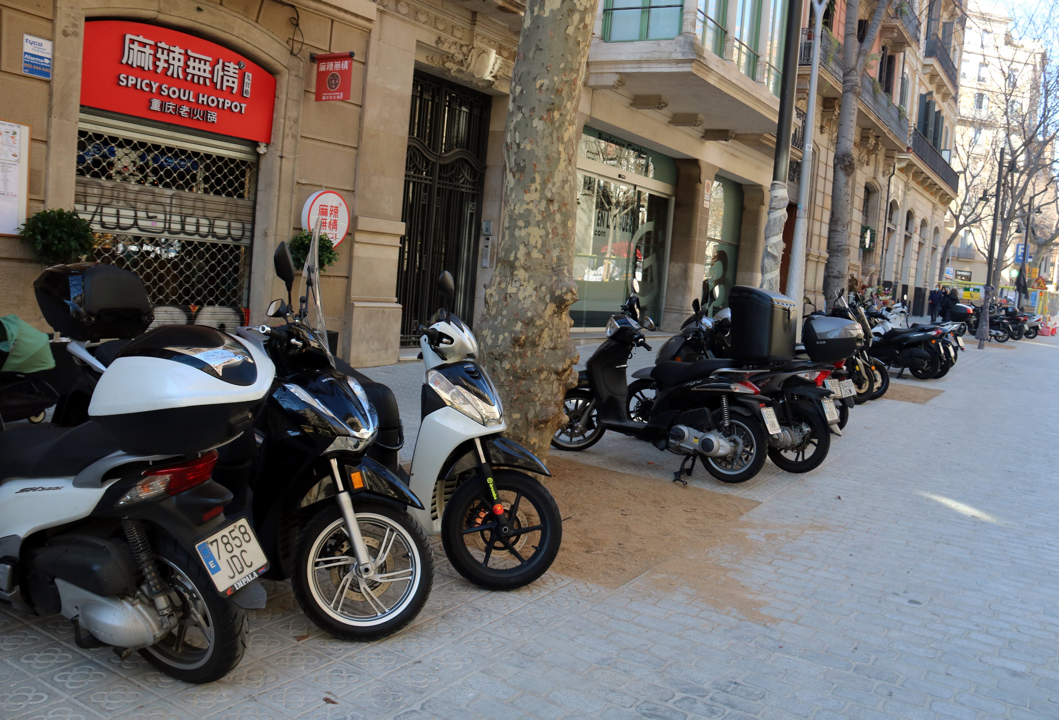 Un centenar de entidades de Barcelona pide al Ayuntamiento que prohíba estacionar motos en las aceras