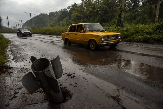 proyectil guerra russia ucraina en la carretera efe