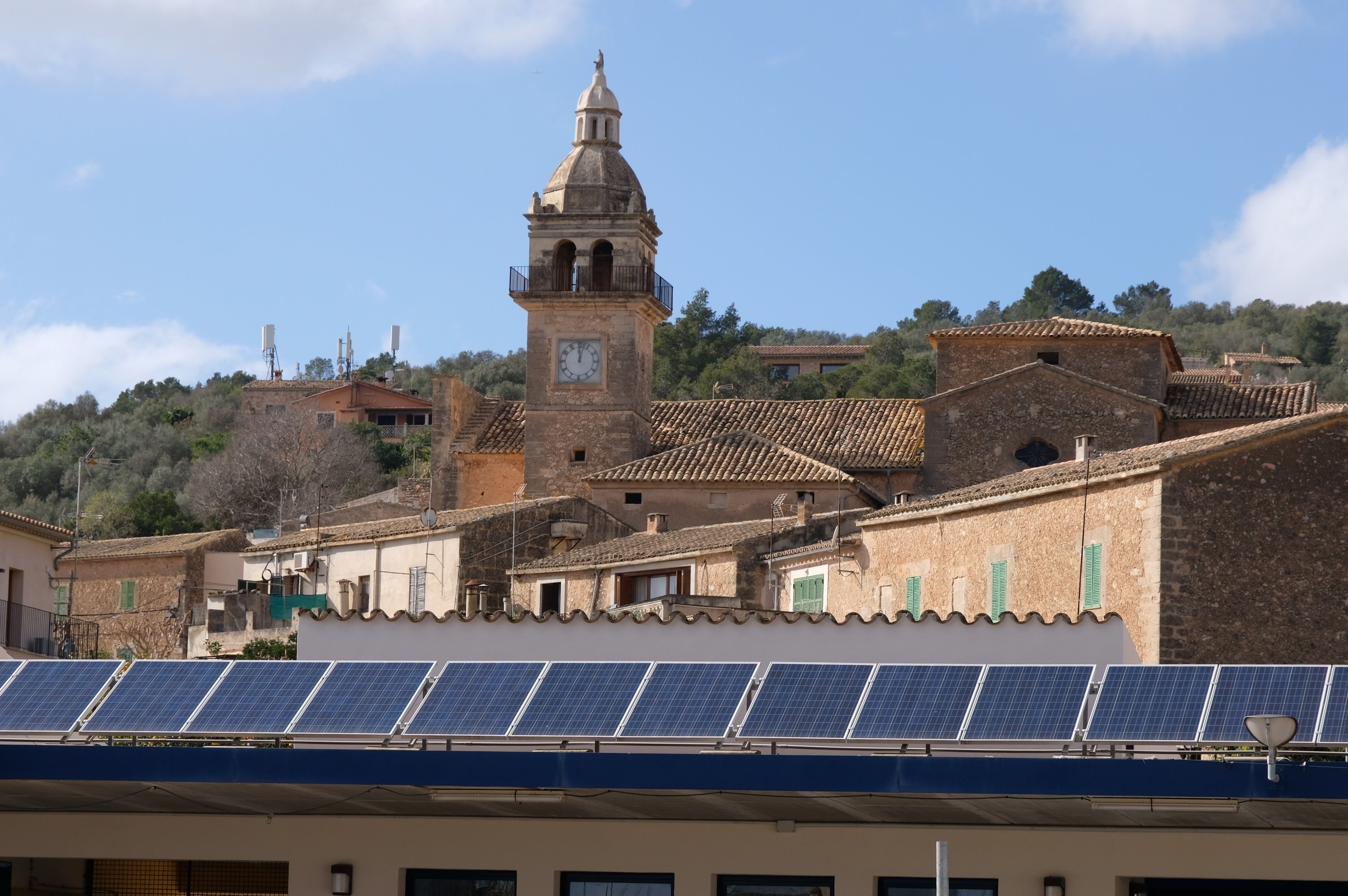 EuropaPress 4242550 instalacion autoconsumo compartido ceip mestre guillemet