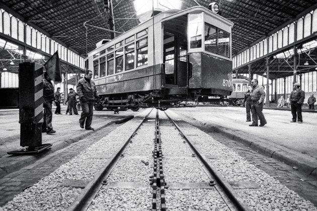 Febrero 1981 Muntage de la exposición Trenes y estaciones de la Generalitat de Catalunya interior del Born Foto Pepe Encinas