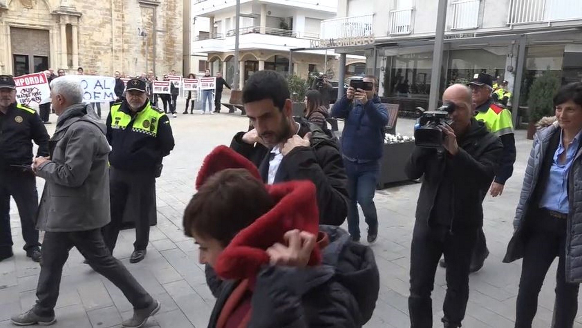 Protesta en L'Escala contra la ministra Isabel Rodríguez