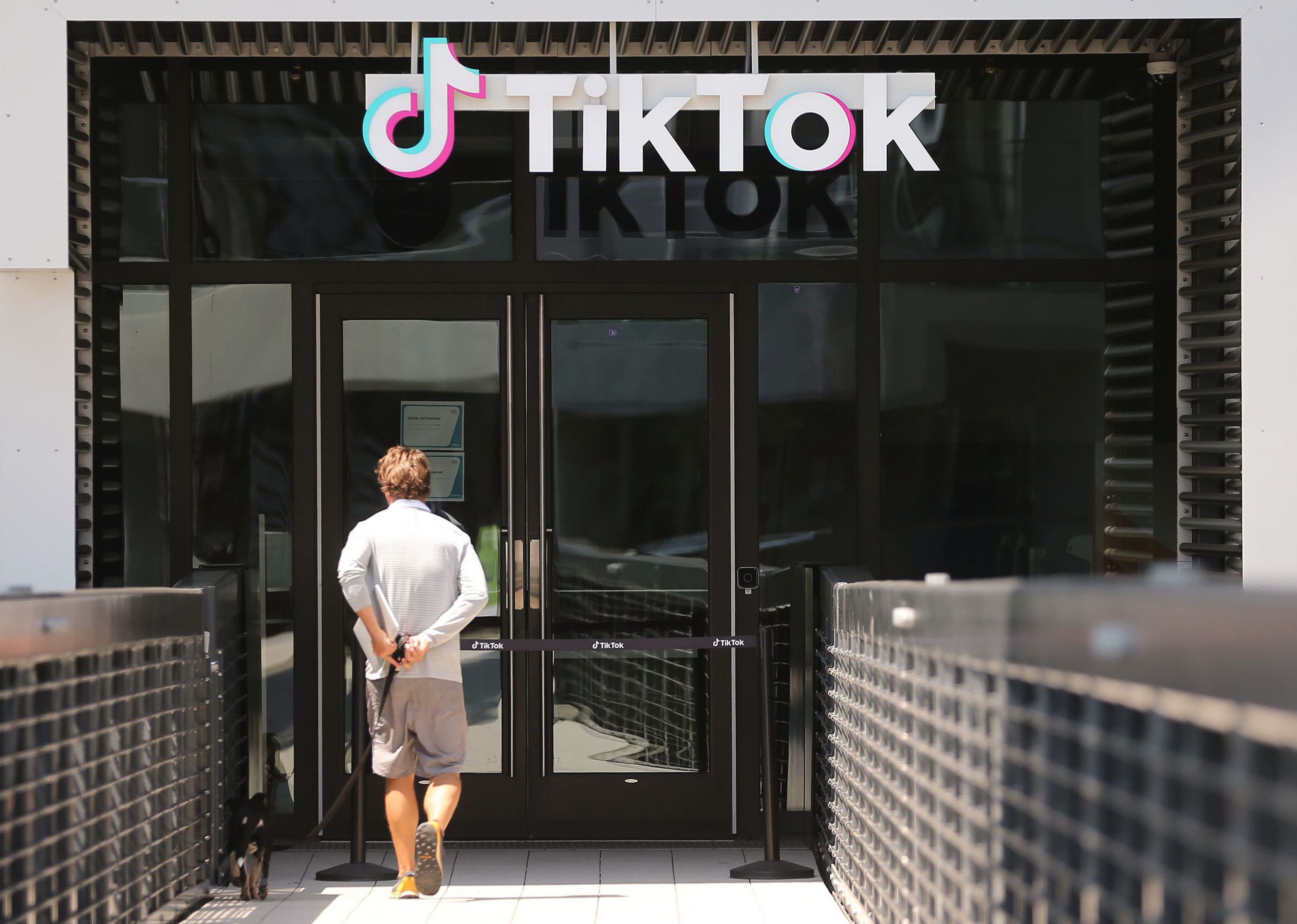 Si treballes a la Comissió Europea, res de TikTok al teu telèfon corporatiu