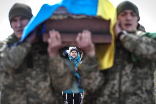soldados ucrainesos cargan muerte efe