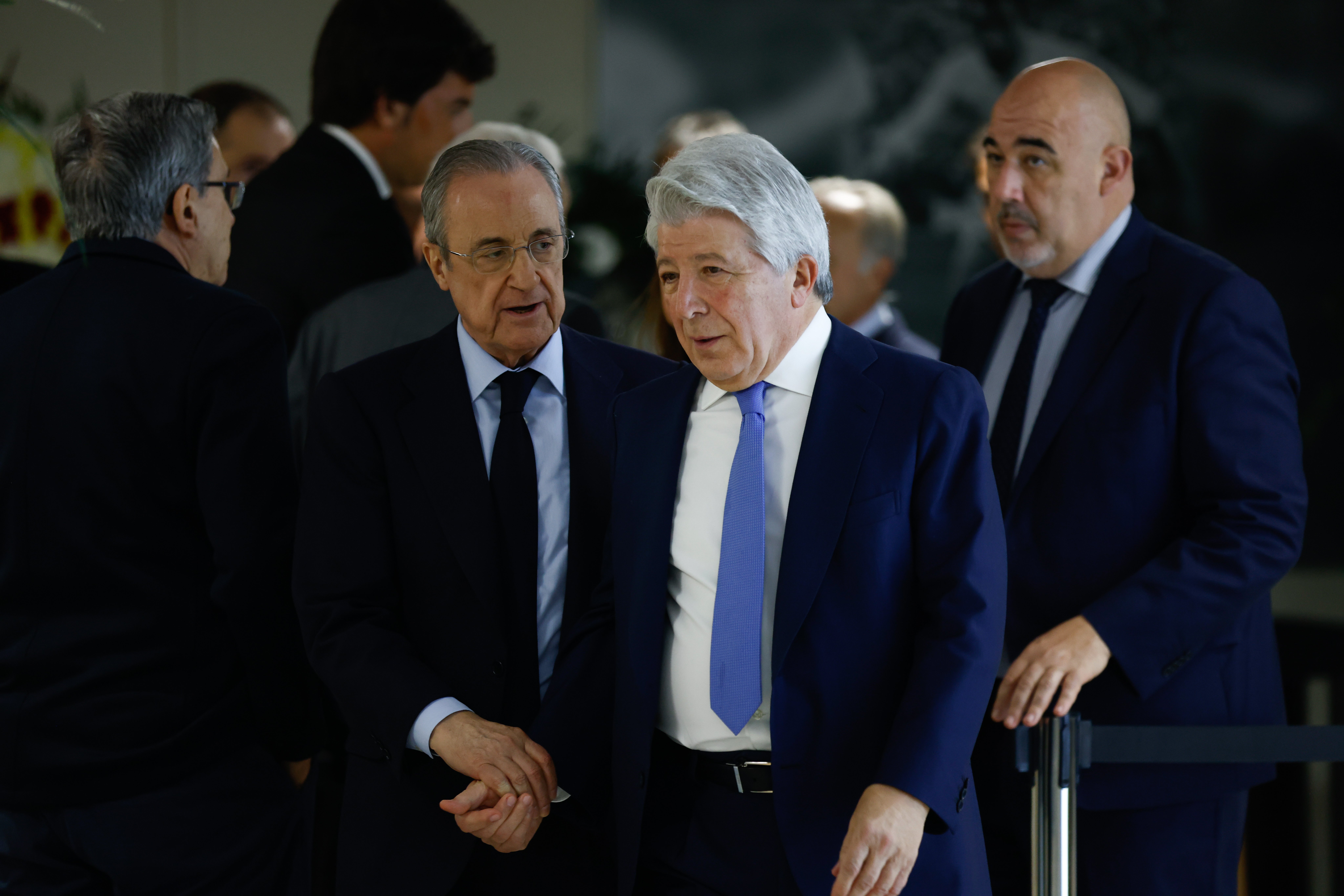 Enrique Cerezo negocia directament amb un rebel de Florentino Pérez en el Reial Madrid