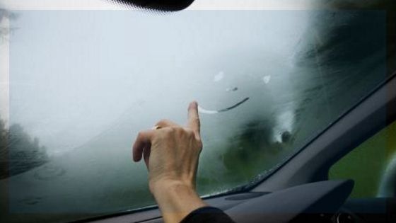 No condueixis mai amb els vidres entelats
