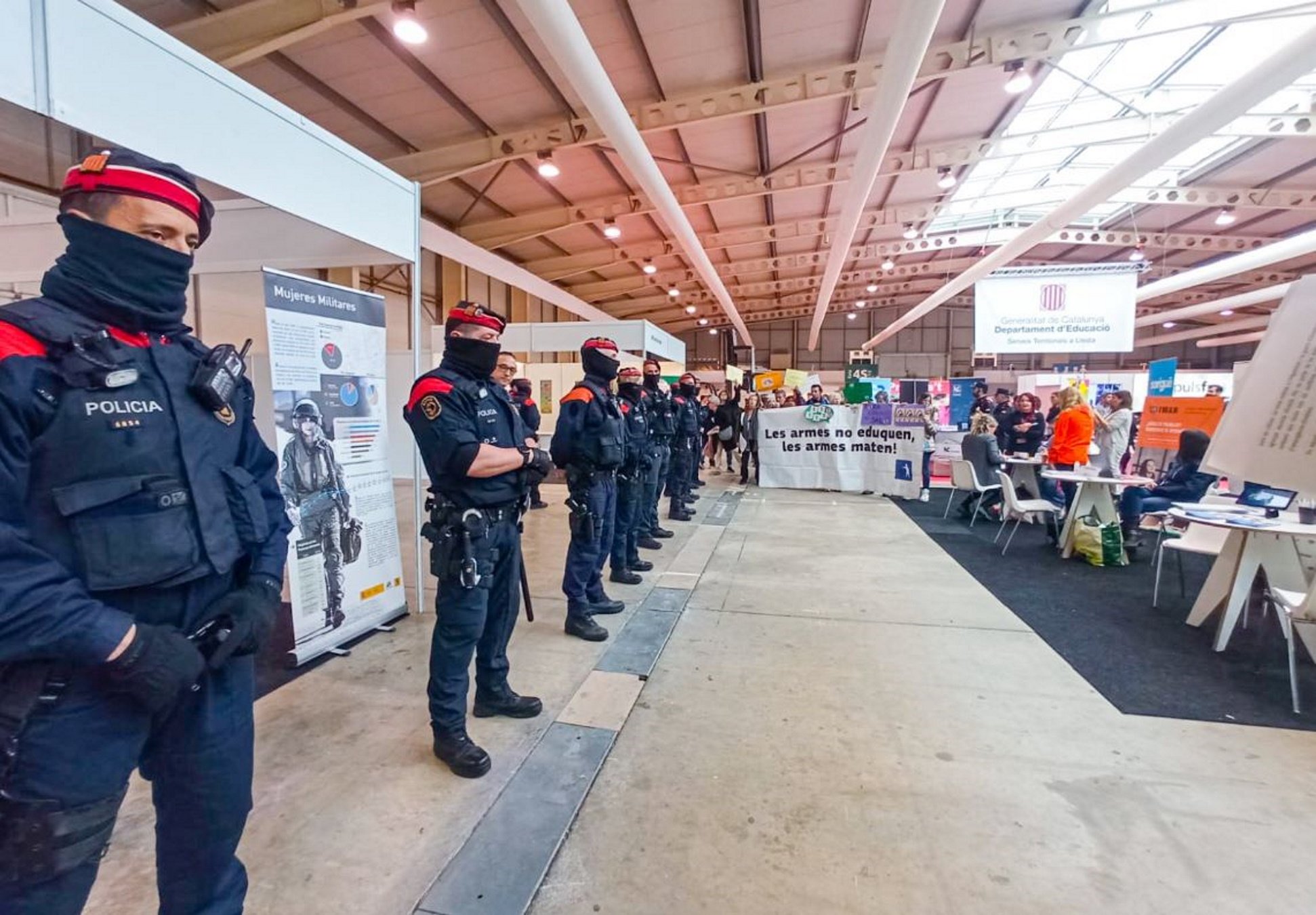 Protesta por la presencia del ejército español en una feria de Lleida