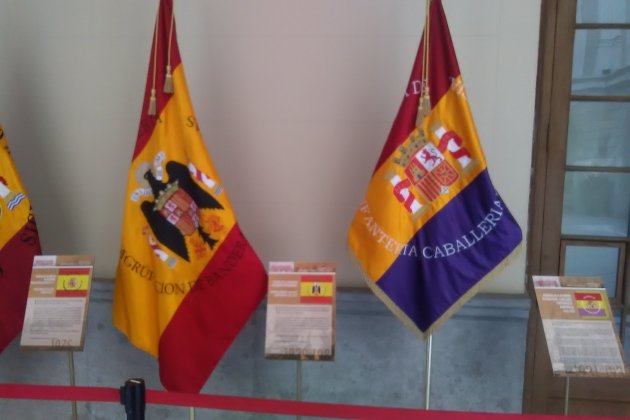 banderas republicana y de paracaidistas nerin