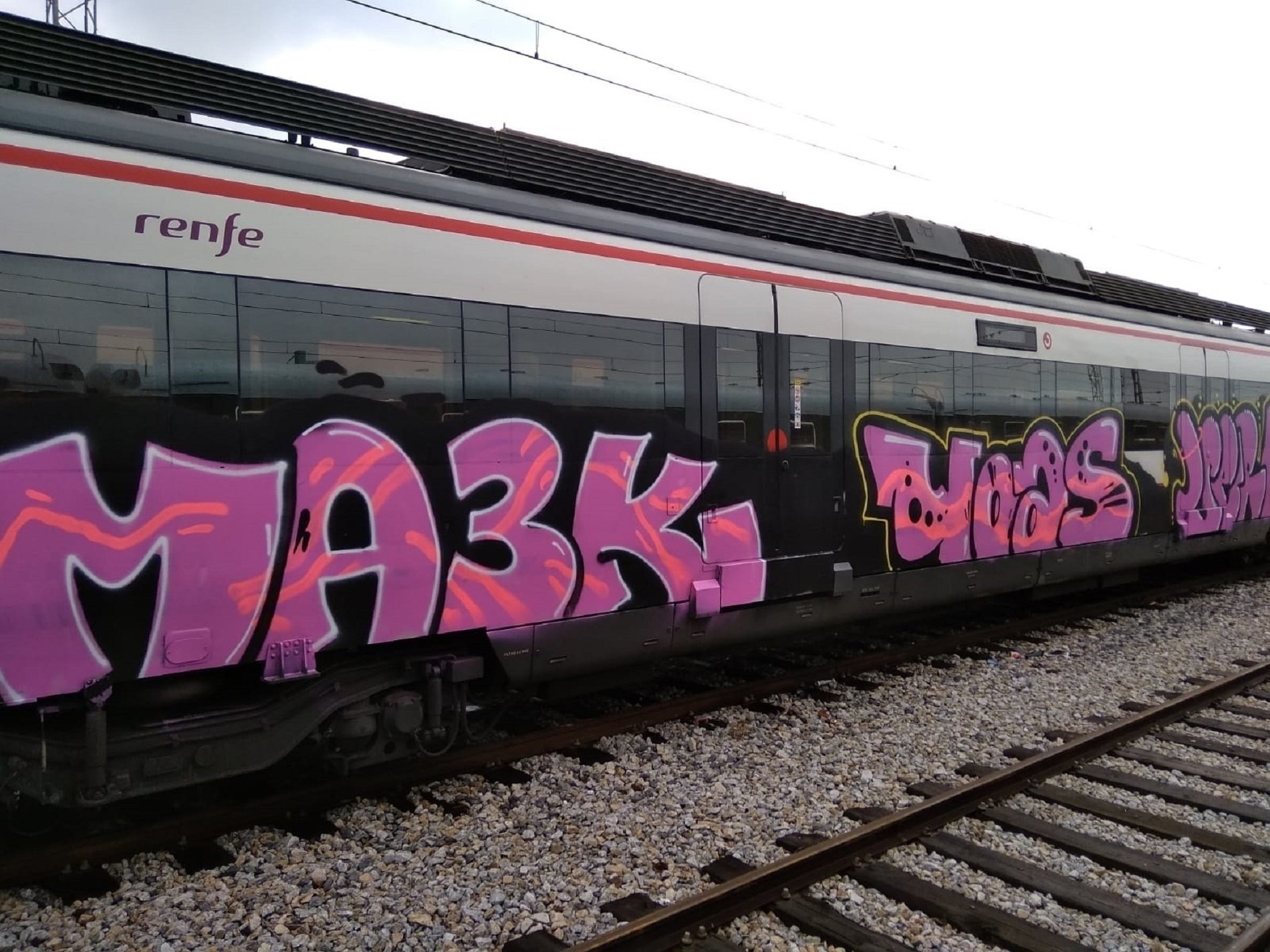Grafitis trens de Renfe