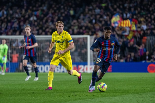 Ansu Fati controlant una pilota Barça Cadis / Foto: Europa Press