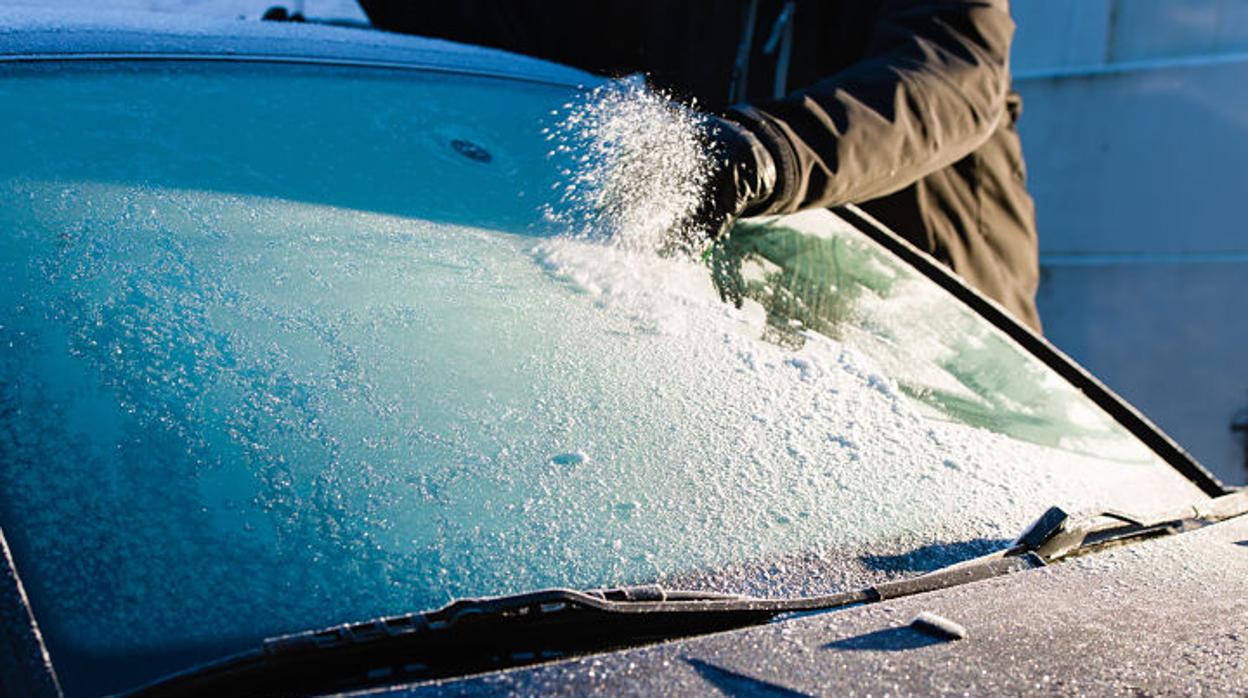 ¿Hielo en el parabrisas? Hay una solución rápida y barata para eliminarlo