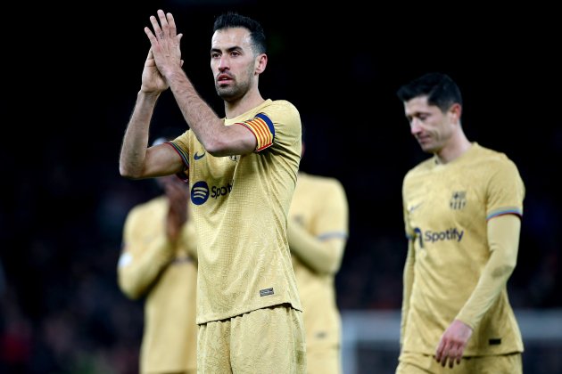 Busquets aplaudiendo al público de Old Trafford / Foto: EFE - Adam Vaughan Busquets aplaudiendo al público de Old Trafford / Foto: EFE - Adam Vaughan