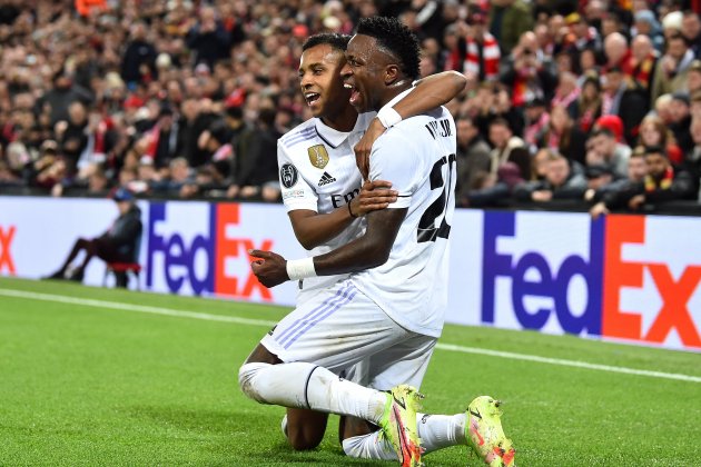 Vinícius y Rodrygo celebran gol Anfield / Foto: EFE - Peter Powell