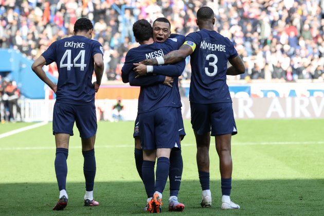 Messi Mbappé abrazo PSG / Foto: EFE - Mohammed Badra