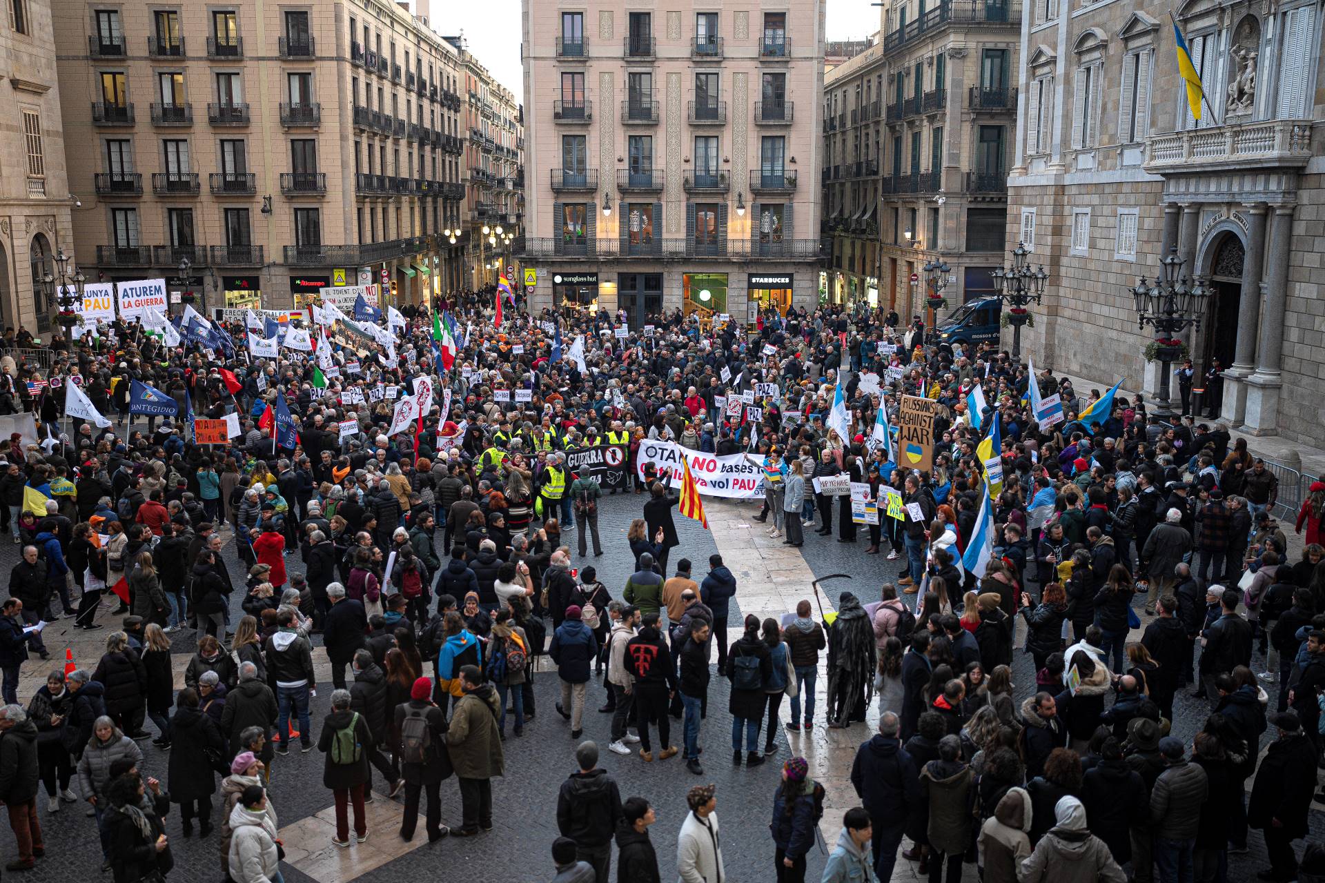 Clam a Barcelona contra la guerra a Ucraïna: unes 1.500 persones demanen la fi del conflicte