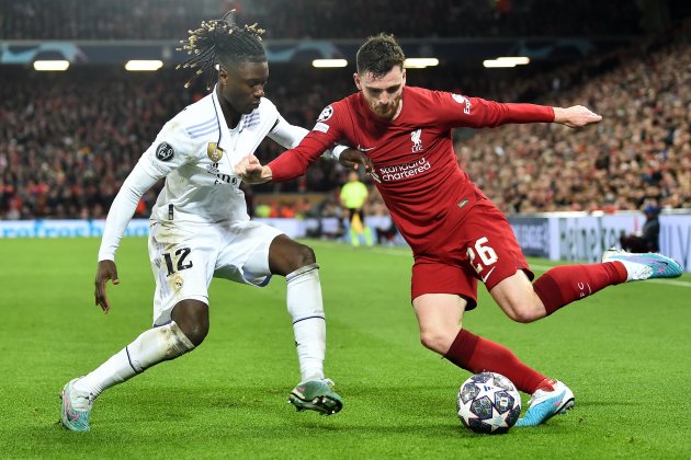 Camavinga lluitant una pilota amb Roberston Liverpool Reial Madrid Champions / Foto: EFE - Peter Powell