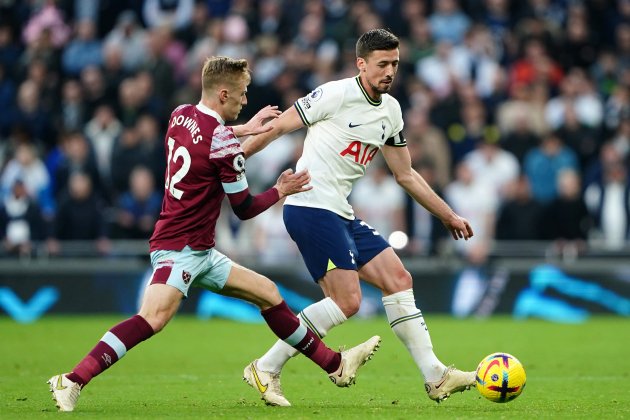 Lenglet Tottenham haciendo un pase / Foto: Europa Press - Zac Goodwin