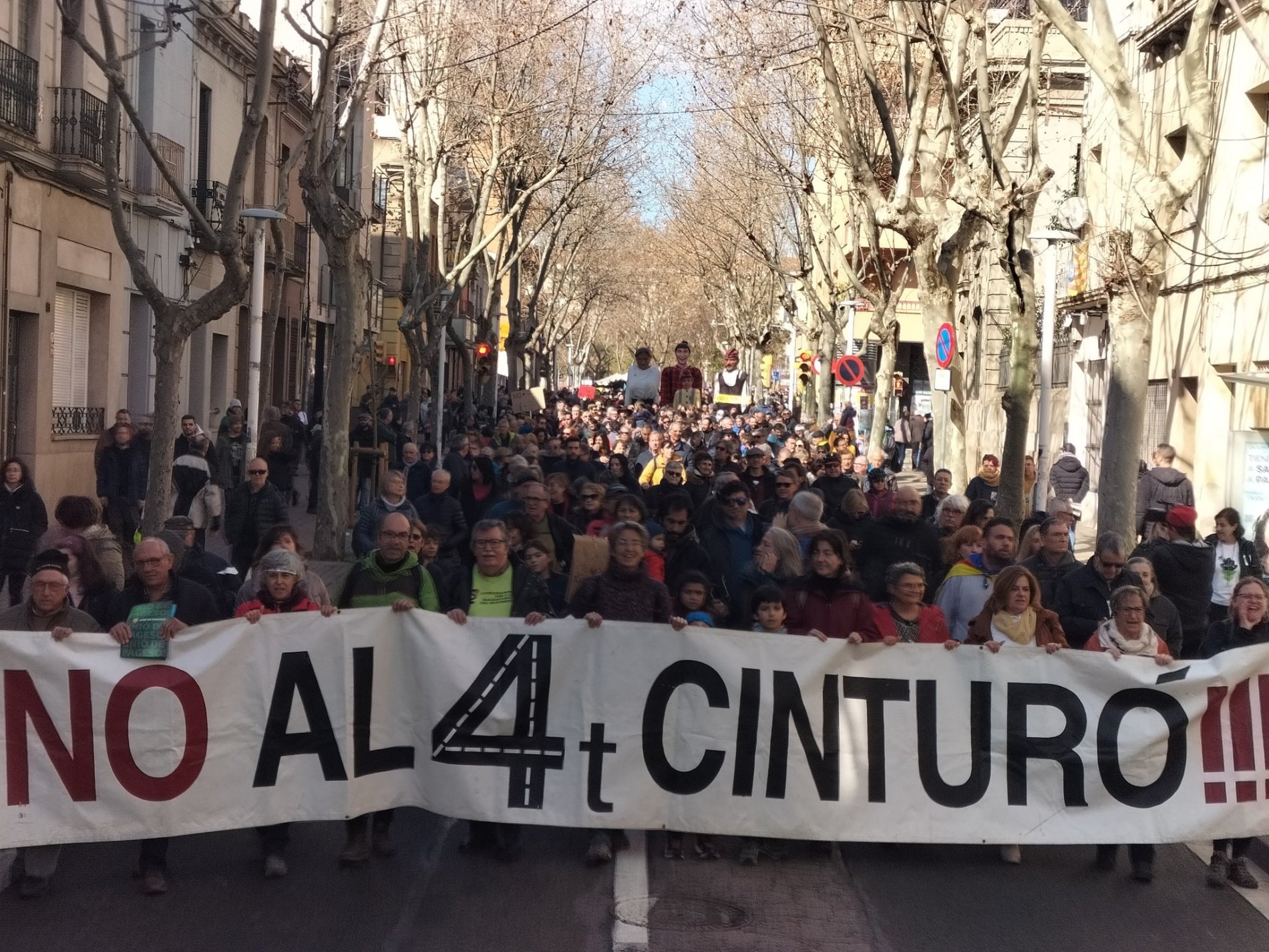 Miles de personas salen a la calle para protestar contra el Quart Cinturó en Sabadell