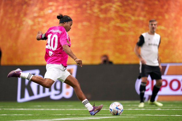 Ronaldinho chutando en su debut en la Kings League / Foto: Kings League