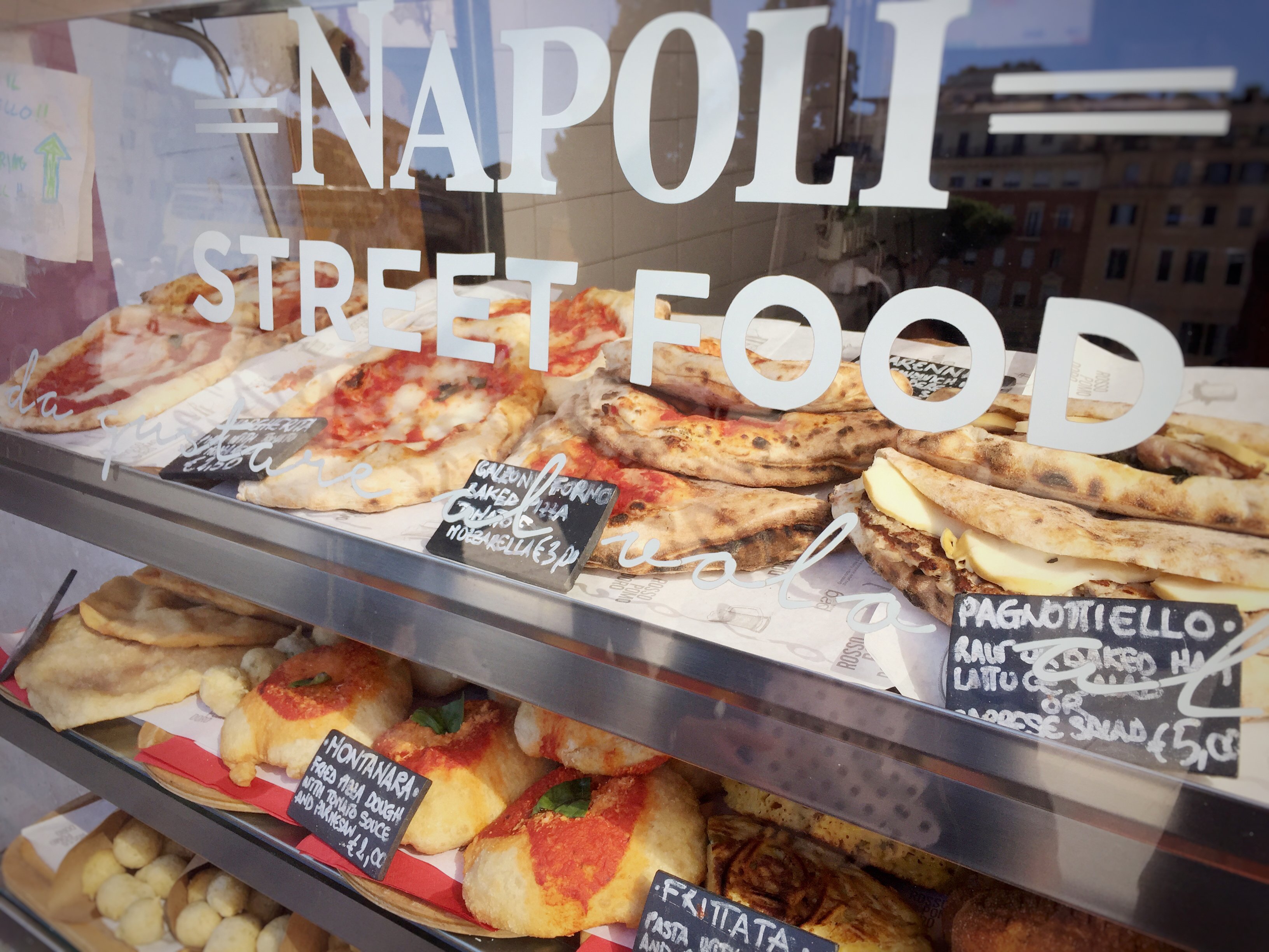 Parada|Puesto de pizzas en la calle de Nápoles