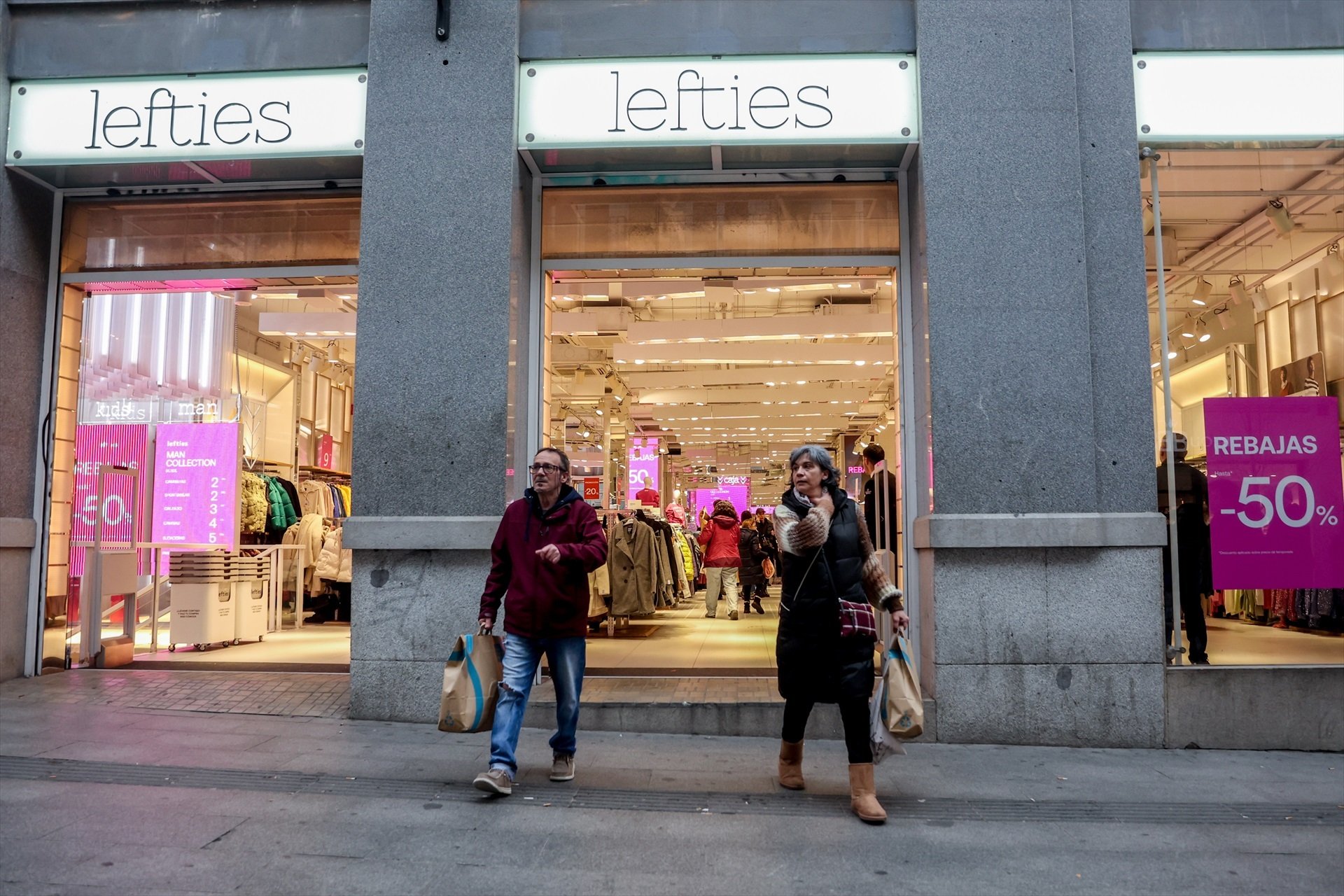 La gabardina favorita de las mujeres cuesta 35,99 euros en Lefties