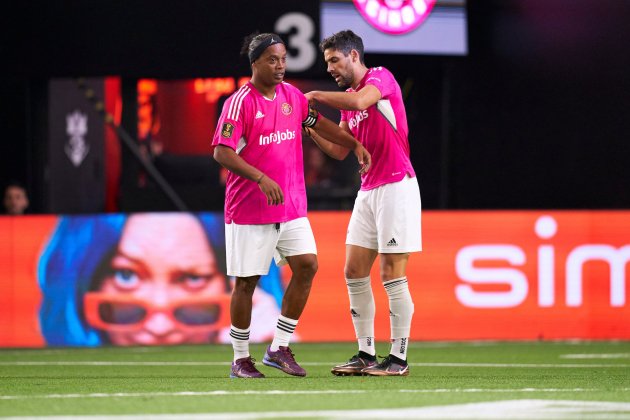 Gabriel Cichero cediéndole el brazalete de capitán a Ronaldinhos / Kings League