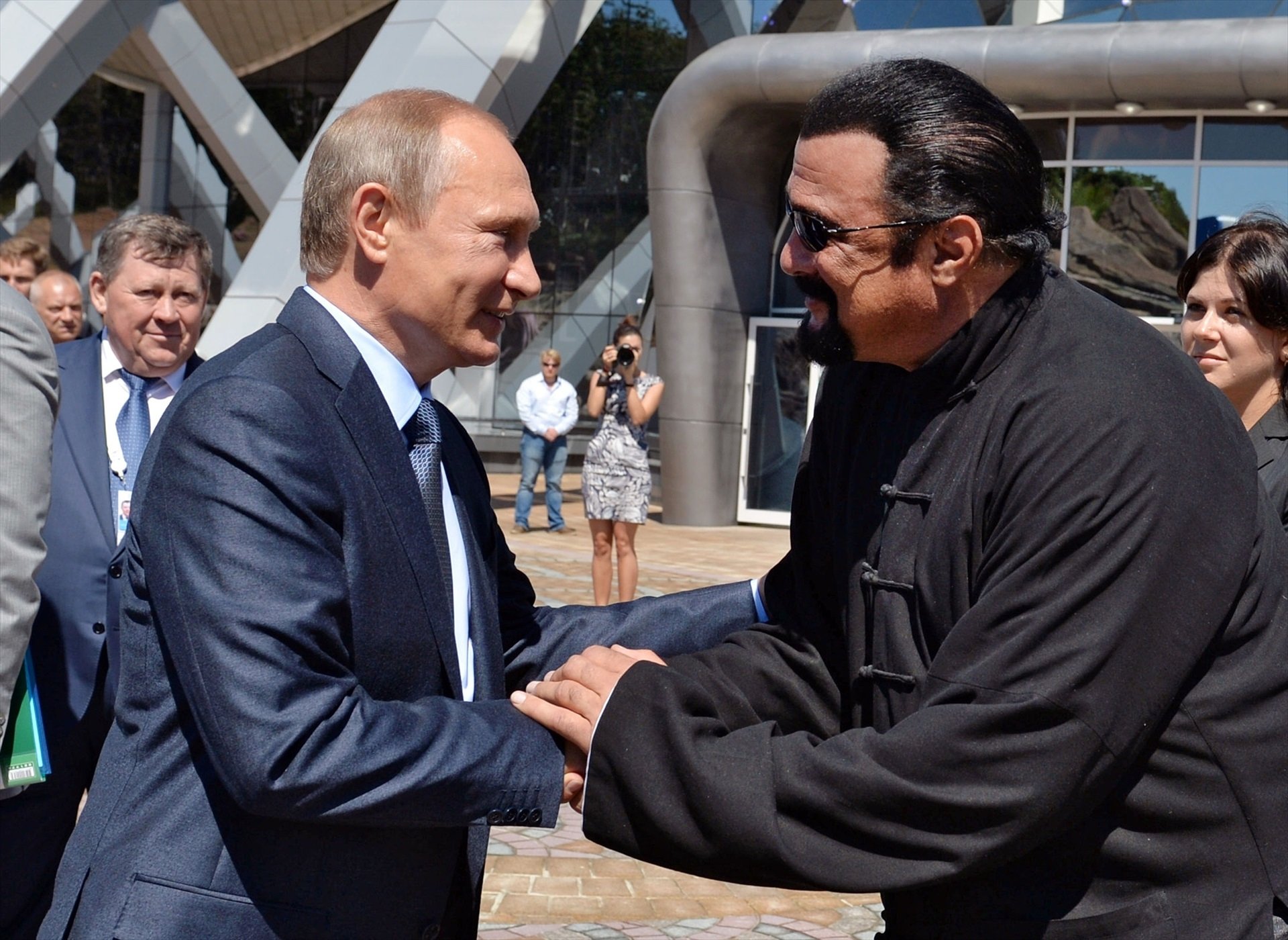 Putin condecora al actor estadounidense Steven Seagal con la "Orden de la Amistad de Rusia"