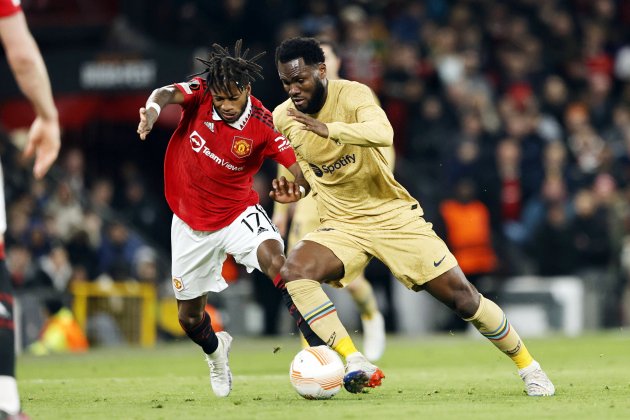 Franck Kessie conducción el balón con el Barça ante Fred, del Manchester United / Foto: Europa Press