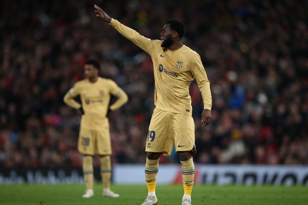 Franck Kessie dando órdenes en un el partido del Barça en Old Trafford / Foto: EFE