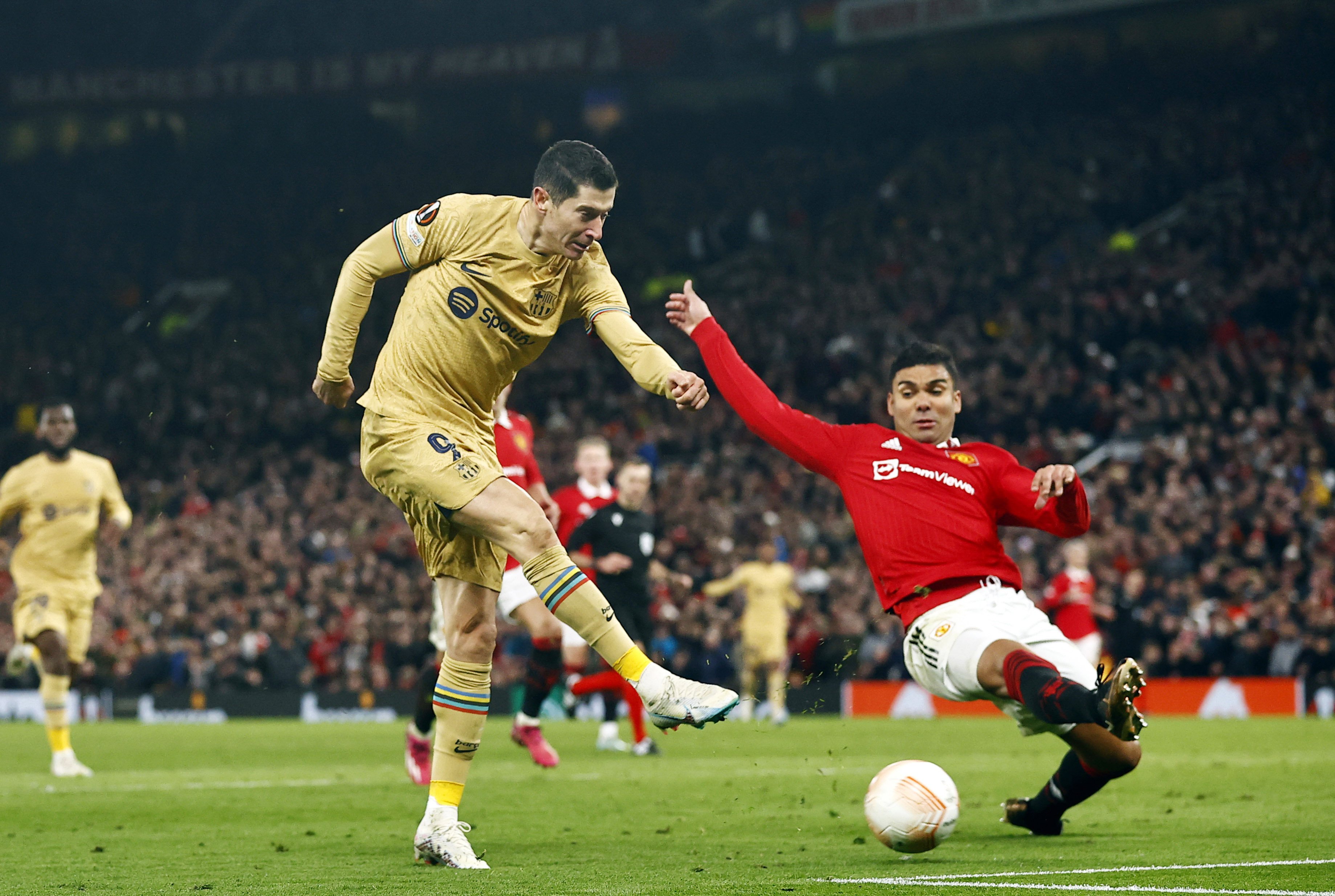 Lewandowski chutando ante Casemiro con el Barça ante el Manchester United / Foto: Europa Press