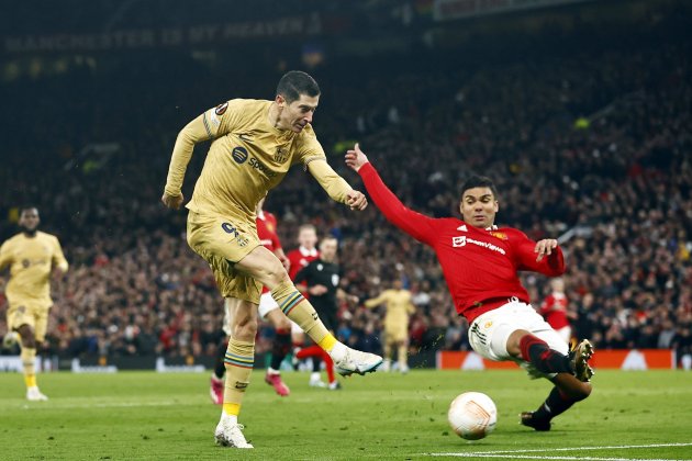 Lewandowski chutando ante Casemiro cono el Barça ante el Manchester United / Foto: Europa Press