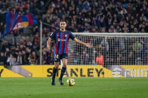 Eric Garcia portant|conduint la pilota amb el Barça en el Camp Nou / Foto: Europa Press