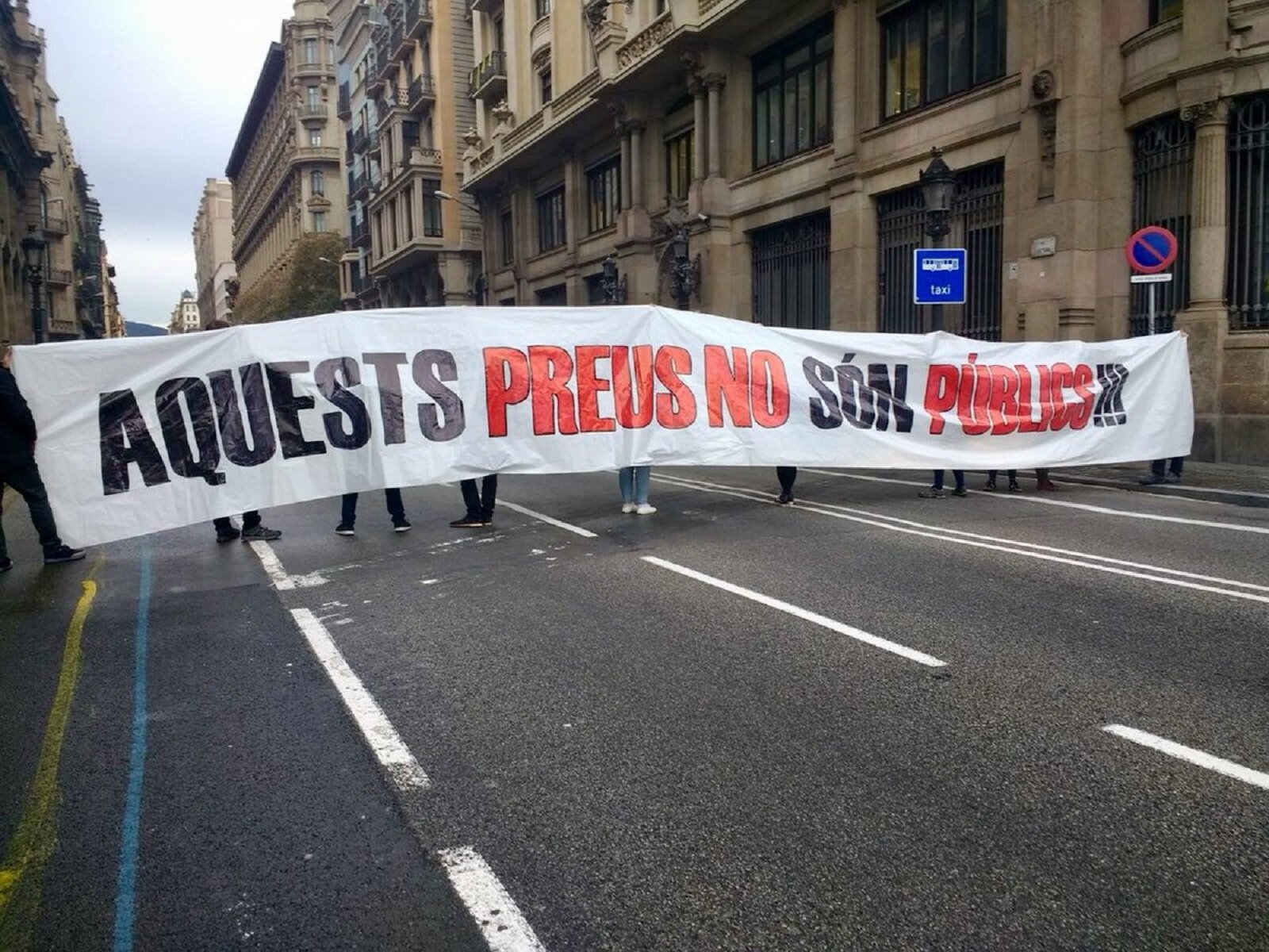 Els universitaris tallen la Via Laietana per exigir la rebaixa de les taxes i la fi del 155