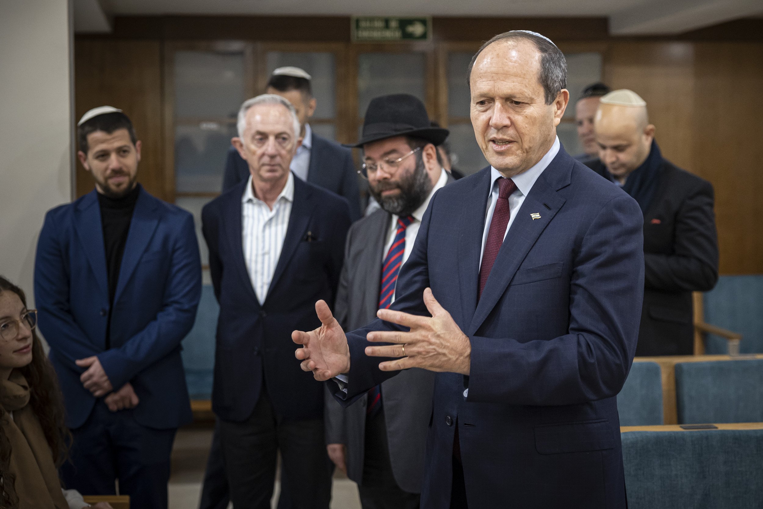 El ministro de Economía israelí visita la comunidad judía de Barcelona: "Las relaciones se mantienen"