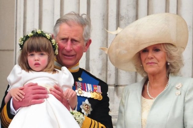 Una de las nietas de Camil·la en brazos de Carlos III, 2011, GTRES Una de las nietas de Camil·la en brazos de Carlos III, 2011, GTRES