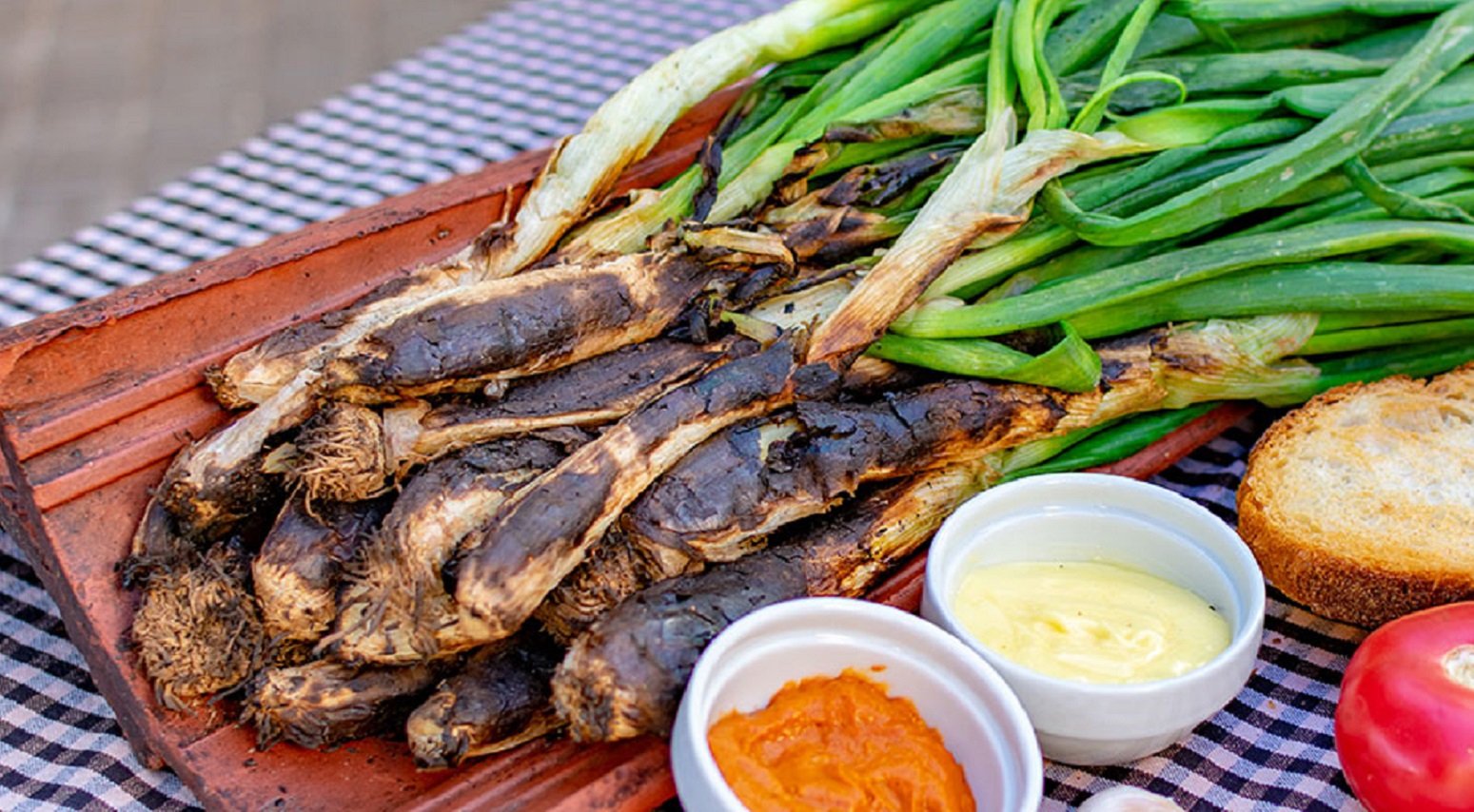 Quants calçots pot menjar una persona en un dia? Els consells per sobreviure a una calçotada