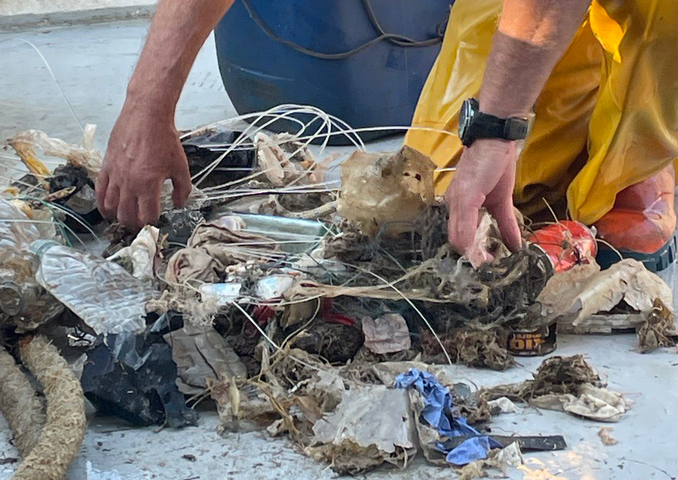 Las cofradías de pescadores retiraron de las aguas costeras en 2022 basura para llenar once camiones cisterna