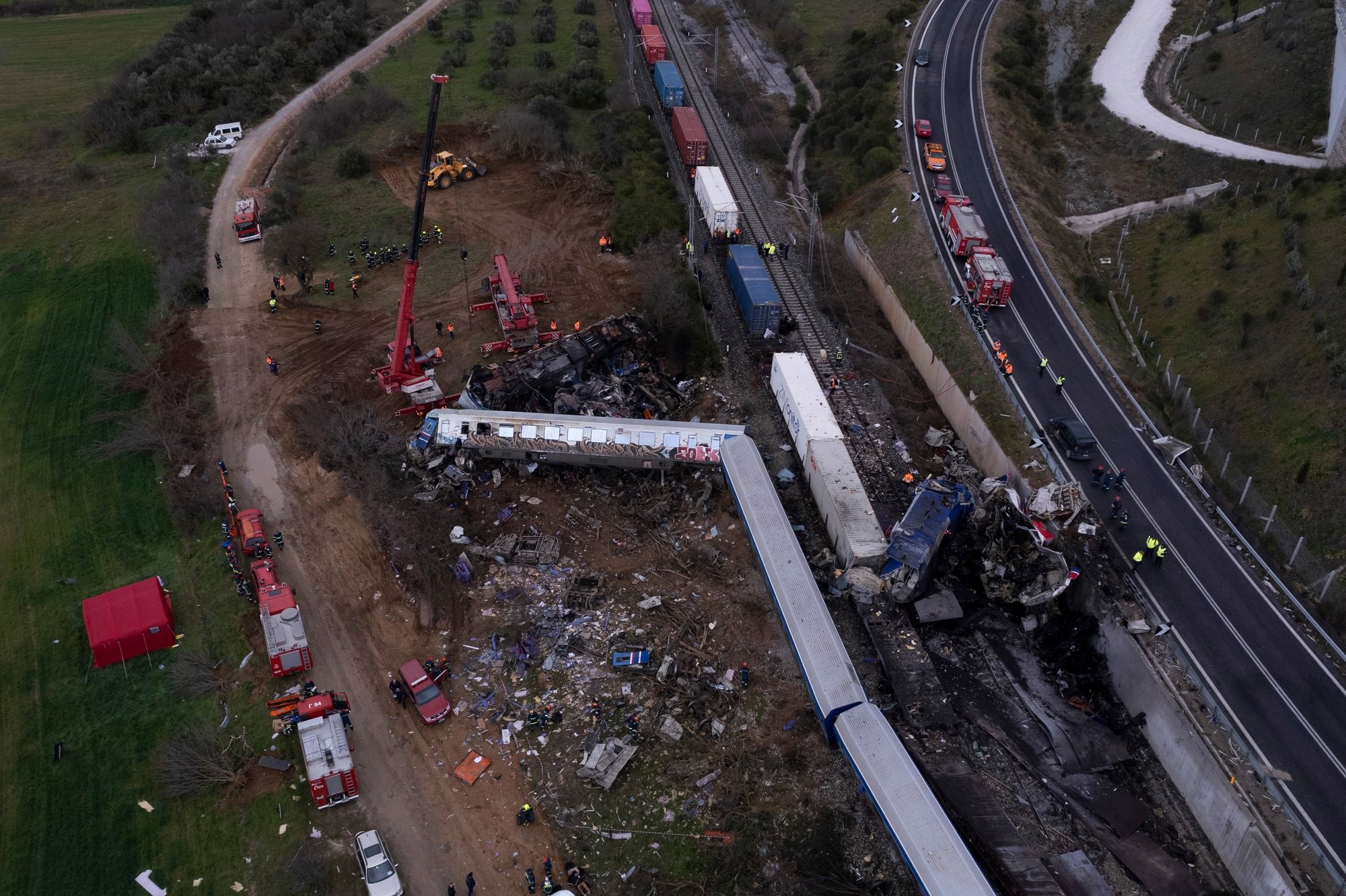 Un choque de dos trenes en Grecia deja, al menos, 38 muertos y un centenar de heridos