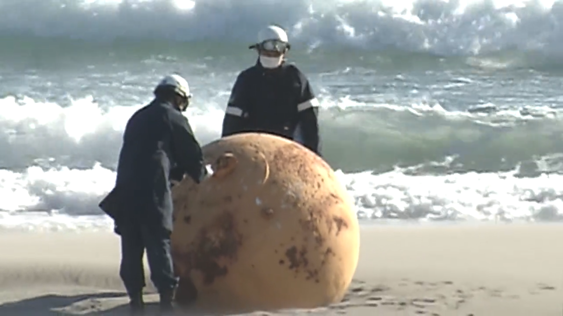 Revelan qué era la misteriosa bola de metal aparecida en la playa de Japón