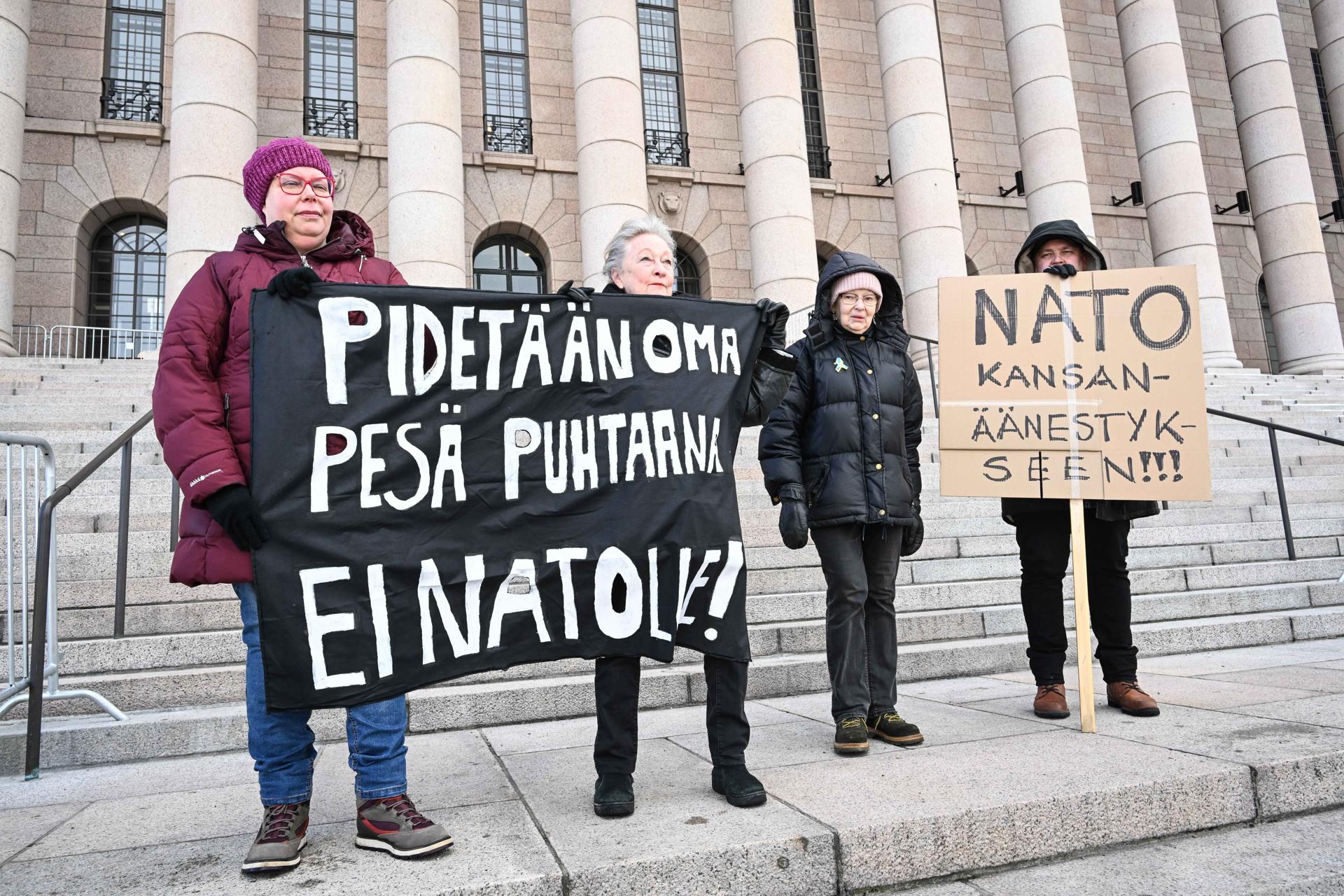 Cuatro manifestantes antiOTAN en Finlandia Cuatro manifestantes antiOTAN en Finlandia